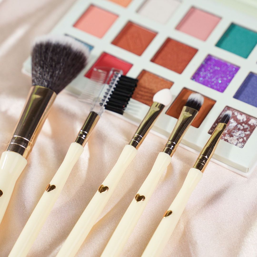 OZM941 Premium Makeup Brush – Perfect Beauty Tool for Flawless Application